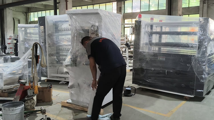 拉線復(fù)卷機(jī)打包中